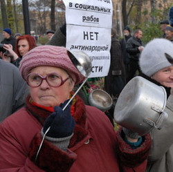 В Симферополе сотня женщин барабанила в кастрюли в честь Ющенко 