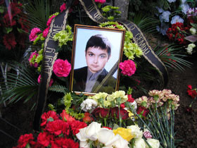 В Киеве похоронили мальчика, который выбросился из окна школы 
