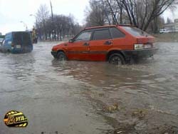 Окружная дорога в Киеве утонула в канализационной воде ФОТО