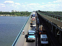 Мост Метро в Киеве не выдерживает грузовики 