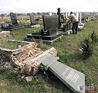 Вандалы уничтожили почти 100 надгробий на кладбищах 