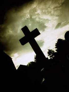 Вандалы уничтожили почти 100 надгробий на кладбищах 