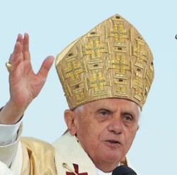 Медики призвали Папу Римского извиниться из-за презервативов 