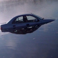 На Троещине случился потоп: десятки автомобилей скрылись под водой. ВИДЕО