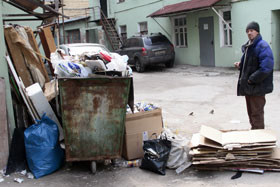 Киев утопает в мусоре, а дворникам не дают зарплаты 