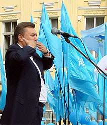 Янукович пока не будет больше митинговать 