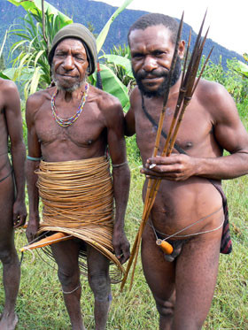 Новогвинейские дикари «сидят» на «Мивине» и бегают за водкой в соседний городок ФОТО