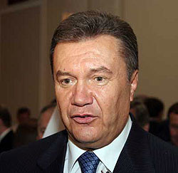 Янукович потребовал от Европы отменить визы для украинцев 