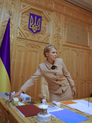 Тимошенко спасает экономику, отчитывая трёх людей по телефону 