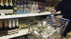 Черновецкий запретил продавать больше одной бутылки водки в руки 