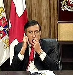 Грузины закидали Саакашвили морковками и натравили на него кроля в красном галстуке 