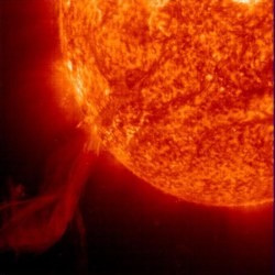 Солнце выплюнуло протуберанец, длина которого в 50 раз превышает диаметр Земли 