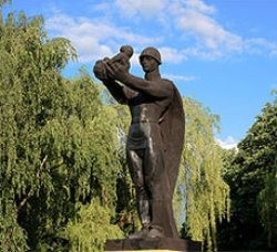 МИД Украины уверяет, что львовяне  очень любят памятники советским воинам 