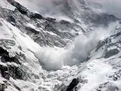Туристов в Альпах накрыло снежной лавиной 
