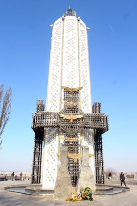 Свежепостроенный мемориал жертвам Голодомора уже ремонтируют 