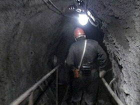 В Донбассе девять шахтеров вторые сутки сидят под завалом 