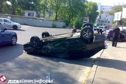 В Киеве автомобиль перевернулся 
