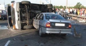 «Мерседес» протаранил маршрутку. 1 пассажир погиб и 8 ранены  