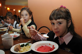 В буфетах крымских школ травят детей 