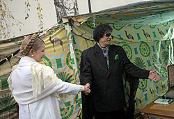 Тимошенко подарила Каддафи саблю  