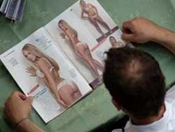 Берлускони запретил публиковать фотографии своих голых гостей 