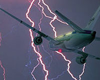 В летящий авиалайнер ударила молния 
