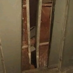 Лифт взорвала бомба в переговорном устройстве 
