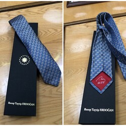 Іменна краватка від самого Реджепа Едоргана - з його ж ініціалами. Втім, подарований одяг президенти не носять. Олена Галаджій