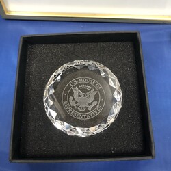 Скляний виріб з гравіюванням орла – це презент від Конгресу США. Олена Галаджій