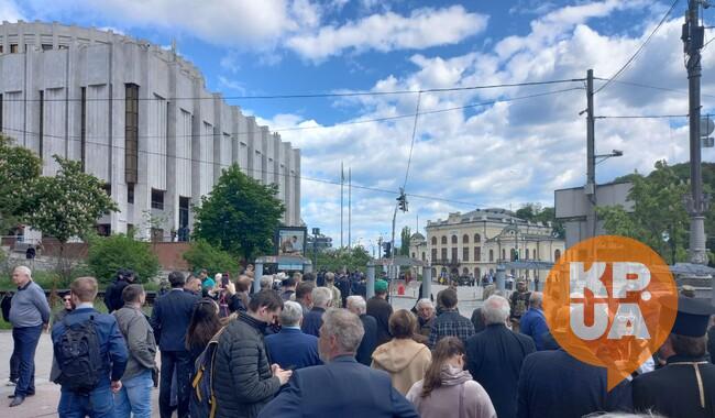 На прощание с первым президентом Украины пришло много людей. Фото: Ярослав КУЛИШ