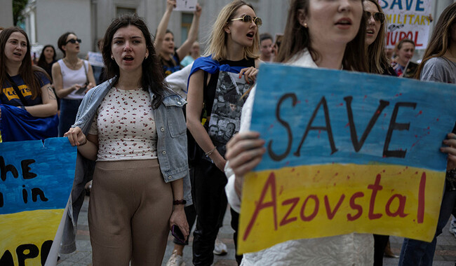 Акция протеста возле Мистерства иностранных дел в Киеве - учасники акции требуют провести спасательную операцию бойцов "Азова".REUTERS/Carlos Barria