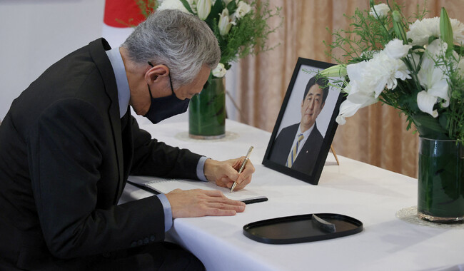 Премьер-министр Сингапура Ли Сянь Лун с женой Хо Чинг подписывает книгу соболезнований бывшему премьер-министру Японии Абэ Синдзо в резиденции посла Ямадзаки Джуна в Сингапуре. 