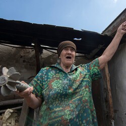 Виснажені особи мирних жителів, які втратили житло від вибухів снарядів. Фото: facebook.com / Сергій Ваганов