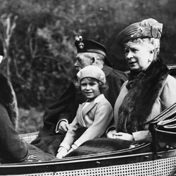 1935 год. 9-летняя принцесса Елизавета вместе с дедушкой, королем Георгом V и бабушкой, королевой Марией Текской. Фото Getty Images)