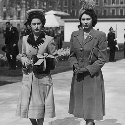 1948 год. Принцесса Маргарет и ее сестра 22-летняя принцесса Елизавета. Фото Getty Images