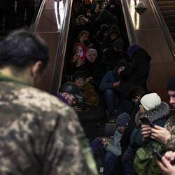 Люди ховаються у київському метро, під час тривоги. Фото: REUTERS/Shannon Stapleton
