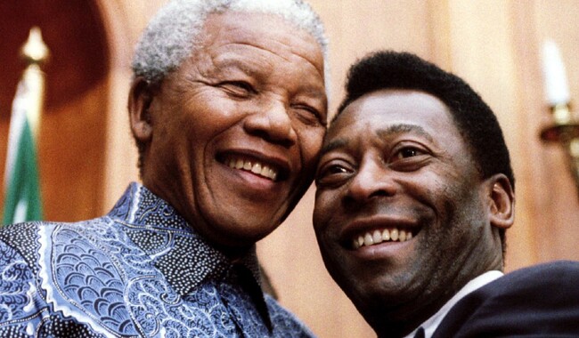 Президент Нельсон Мандела и Пеле улыбаются фотографам в Union Buildings в Претории, Южная Африка (24 марта 1995). Фото: REUTERS/Juda Ngwenya