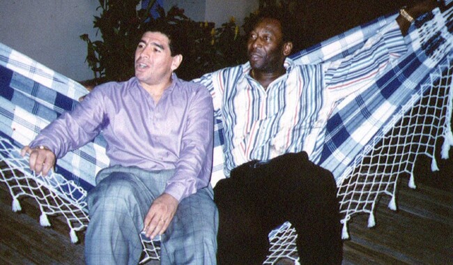 Легенды футбола Диего Марадона и Пеле во время приема в Рио-де-Жанейро, Бразилия (14 мая 1995). Фото: REUTERS