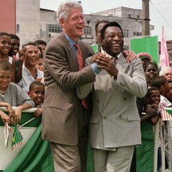 Президент США Билл Клинтон и Пеле обнимаются после короткой игры в футбол на стадионе «Вила Олимпика» в Рио-де-Жанейро (15 октября 1997). Фото: REUTERS/Rick Wilking