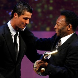 Криштиану Роналду получает награду FIFA World Player 2008 от Пеле в Цюрихе, Швейцария (12 января 2009). Фото: REUTERS/Christian Hartmann