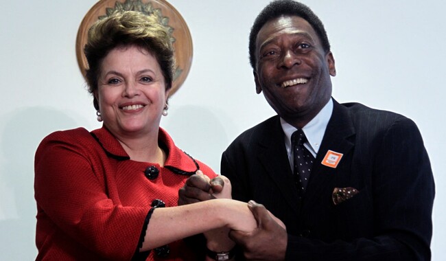 Президент Бразилии Дилма Руссефф и Пеле во время встречи во дворце Планалто в Бразилиа, Бразили, (26 июля 2011). Фото: REUTERS/Ueslei Marcelino