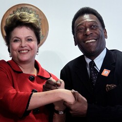 Президент Бразилии Дилма Руссефф и Пеле во время встречи во дворце Планалто в Бразилиа, Бразили, (26 июля 2011). Фото: REUTERS/Ueslei Marcelino