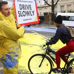 Активісти пофарбували у жовтий та блакитний кольори одну з центральних вулиць Лондона, що веде до посольства РФ. Фото: REUTERS