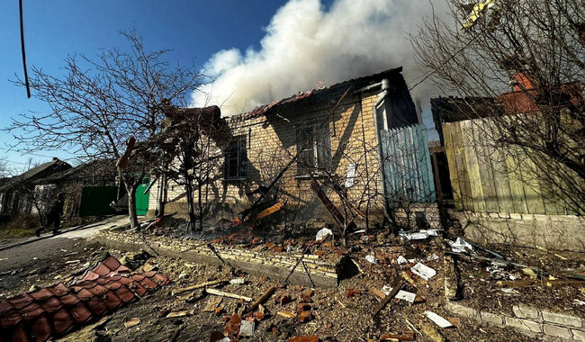 Житловий будинок, що горить, після російського військового удару в Херсоні. Фото: Head of Ukraine`s Presidential Office Andriy Yermak via Telegram/Handout via REUTERS