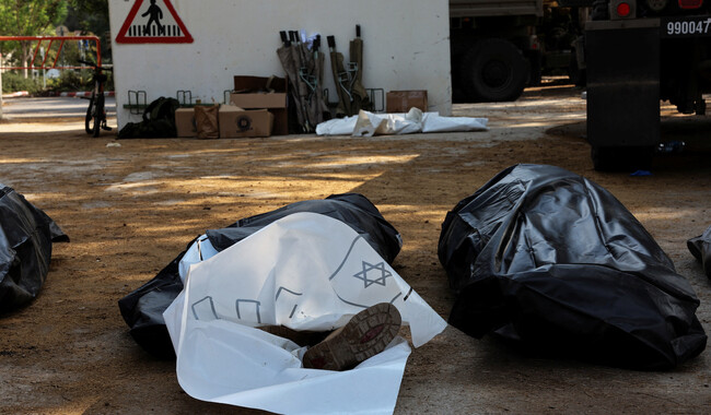 Перші фотографії з кібуцу Кфар-Аза, де знайшли тіла 200 мирних жителів. Фото: REUTERS/Ronen Zvulun