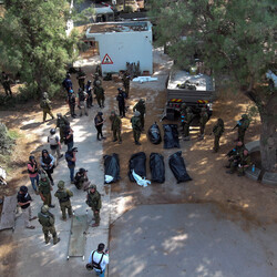 Перші фотографії з кібуцу Кфар-Аза, де знайшли тіла 200 мирних жителів. Фото: REUTERS/Ronen Zvulun