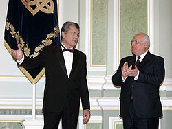 Виктор Ющенко дал Черномырдину орден 