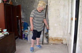 Жильцы затопленных квартир на Сабурова, 5, уже неделю живут у соседей 