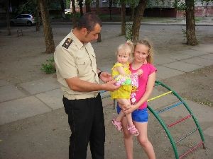 Пленницу детской площадки освободили спасатели  