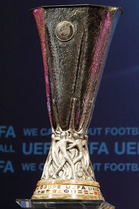 В Киев привезли Кубок УЕФА 